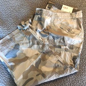 Light weight camo capris